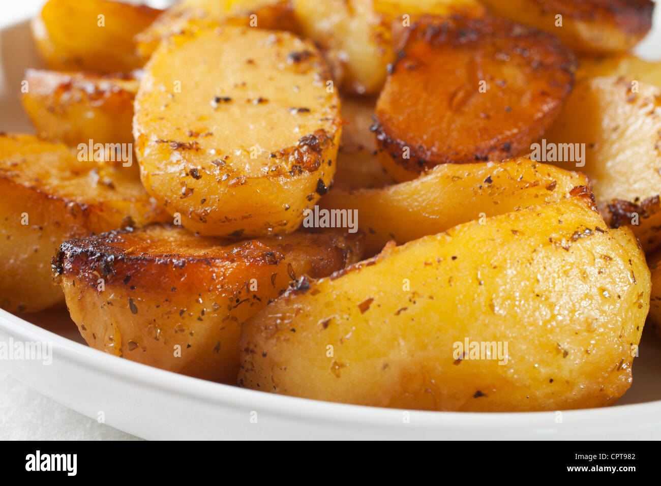 Griechische Bratkartoffeln, gewürzt mit Knoblauch, Zitrone und Oregano. Stockfoto