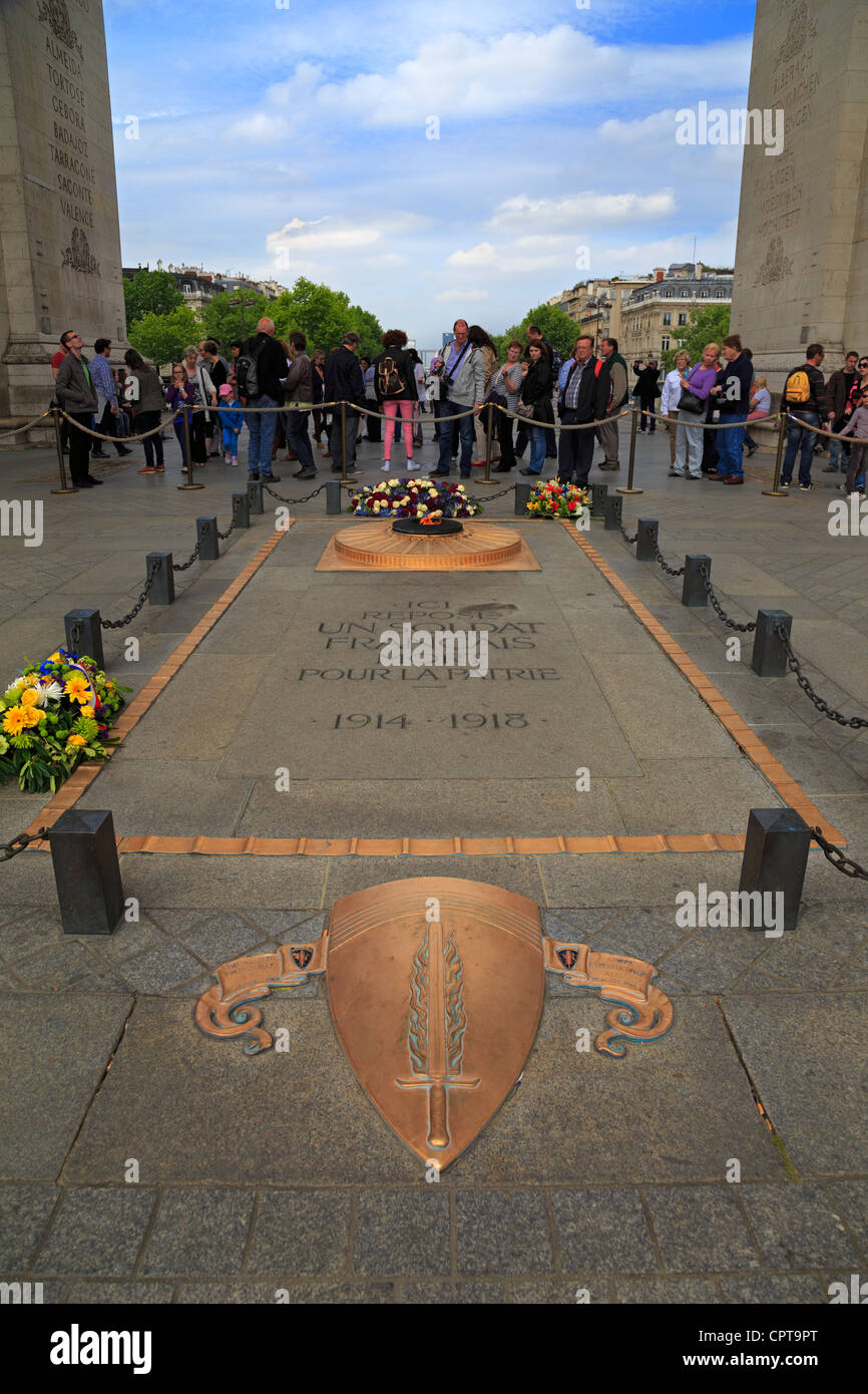 Grab des unbekannten Soldaten unter dem Arc de Triomphe, Paris. Stockfoto