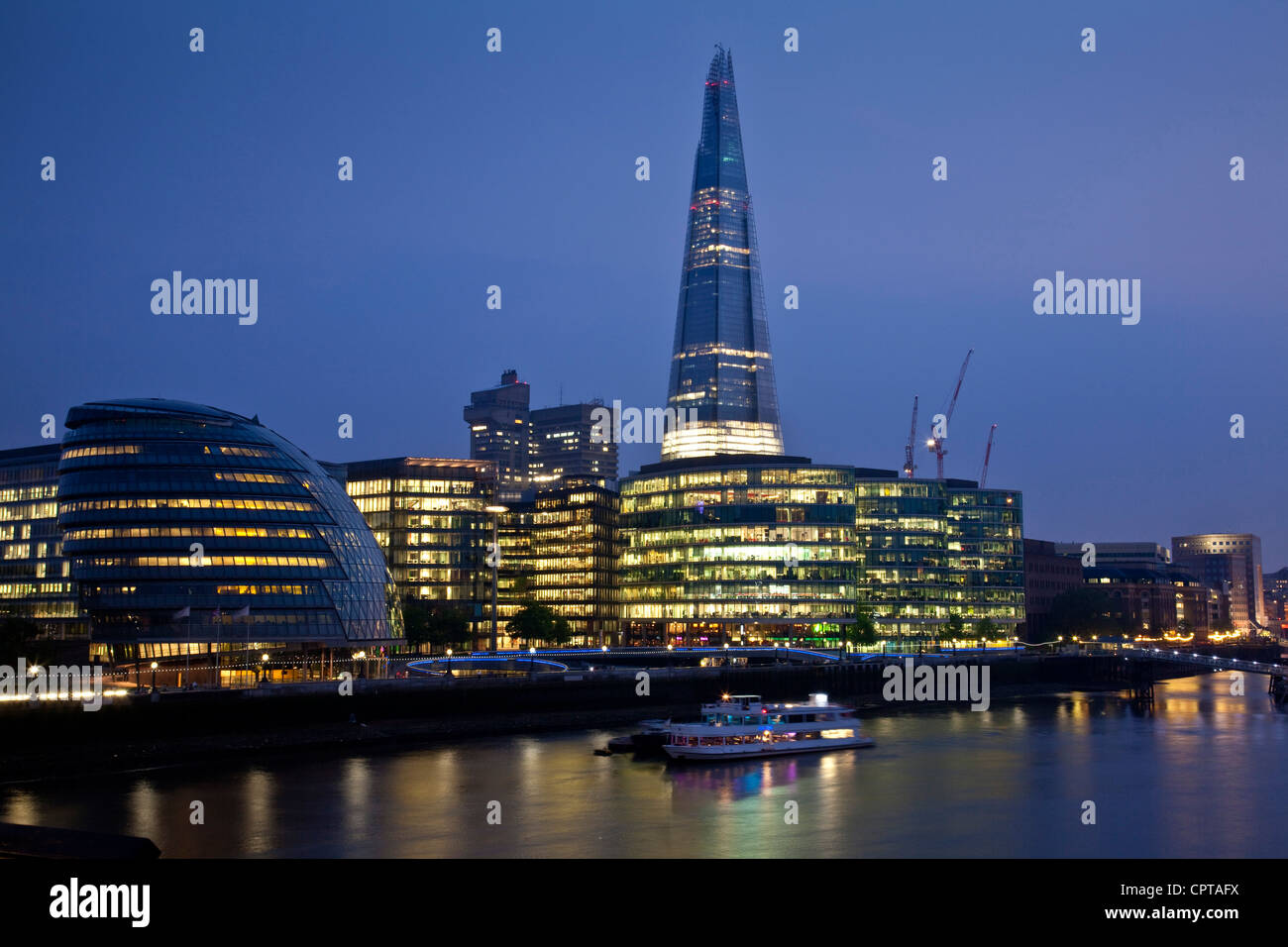 Blick auf die Themse in Richtung London Bridge, London, England Stockfoto