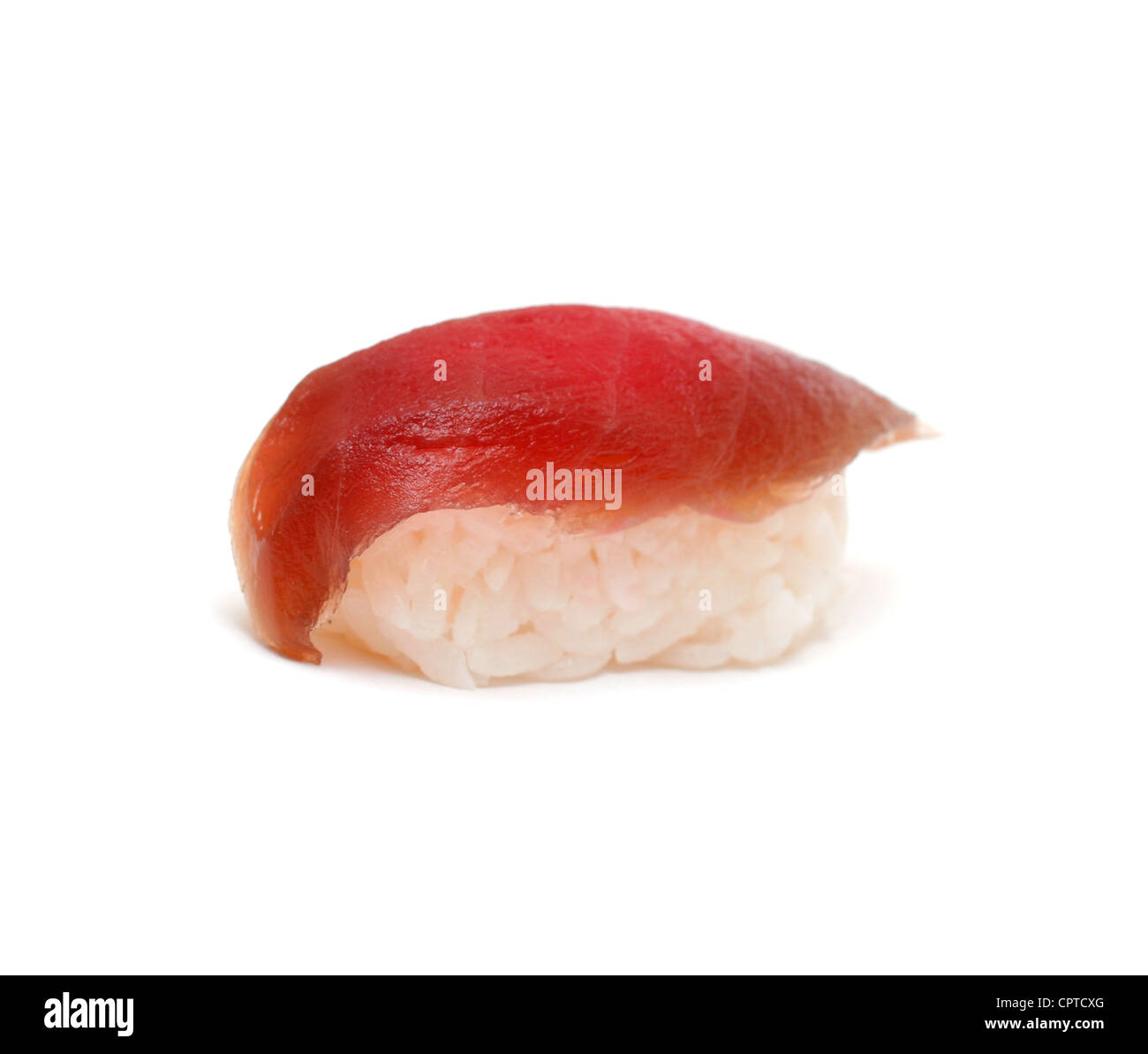 Ein Thunfisch-Nigiri, isoliert auf weiss Stockfoto