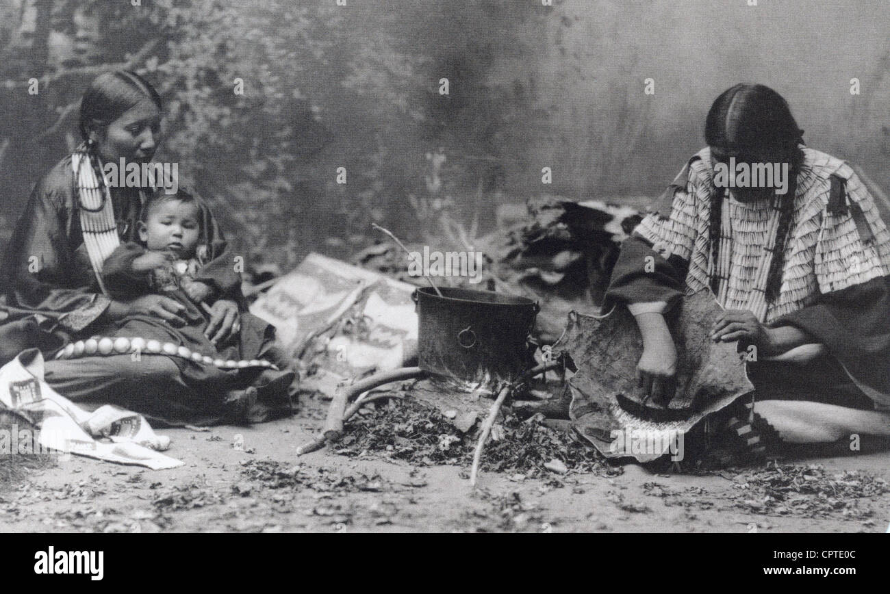 Sioux-Indianer, die Vorbereitung Abendessen, Dakota, 1899, USA Stockfoto Sioux-Indianer, die Vorbereitung Abendessen, Dakota, 1899, USA Stockfoto