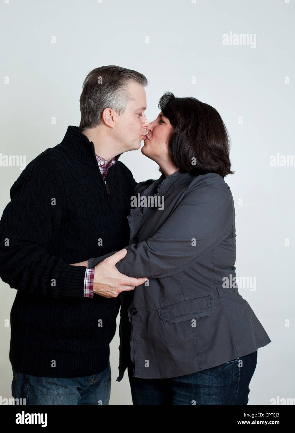 Älteres Paar küssen, Studioaufnahme Stockfoto