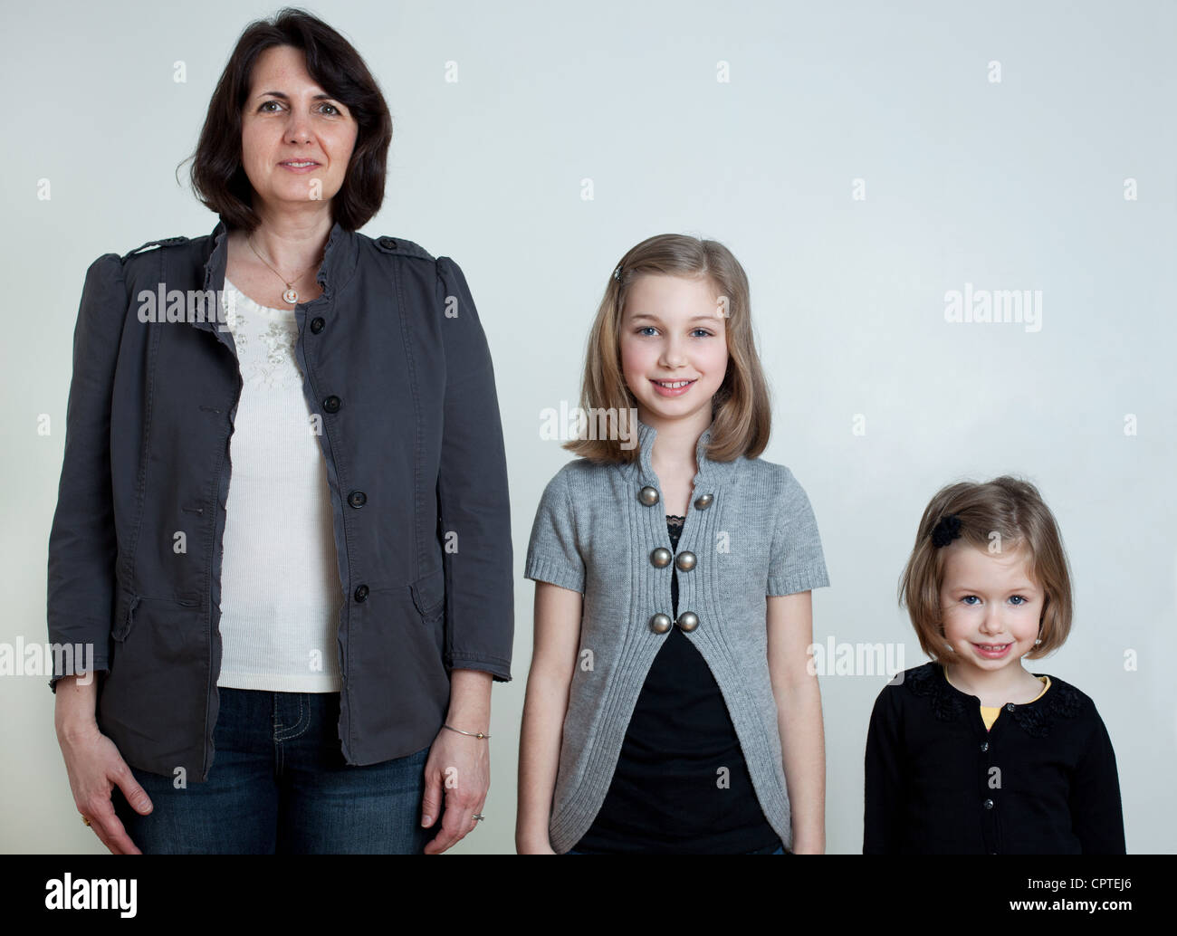 Mutter und zwei Töchter, die zusammenstehen, Porträt Stockfoto