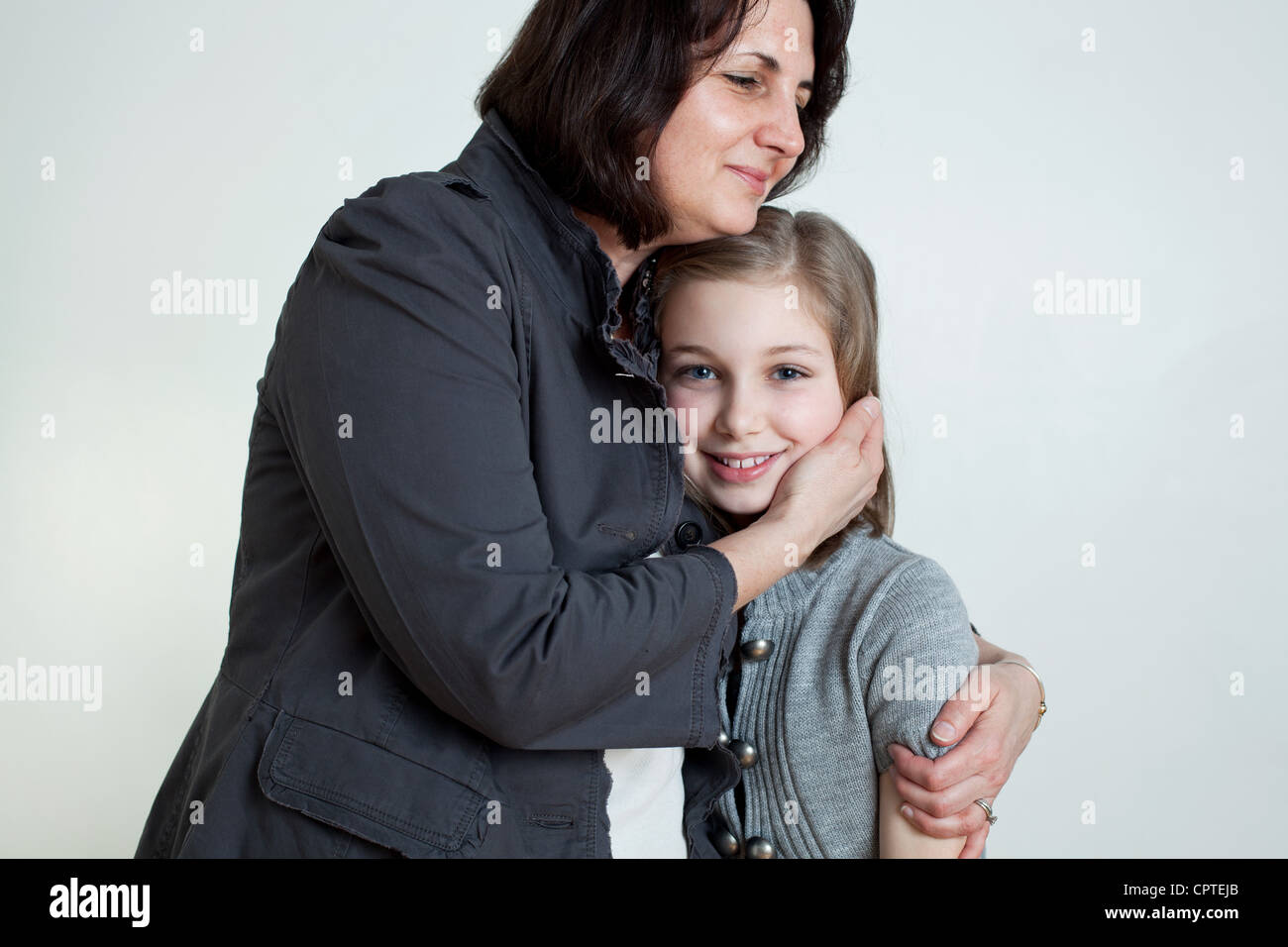 Reife Frau umarmt Tochter, portrait Stockfoto