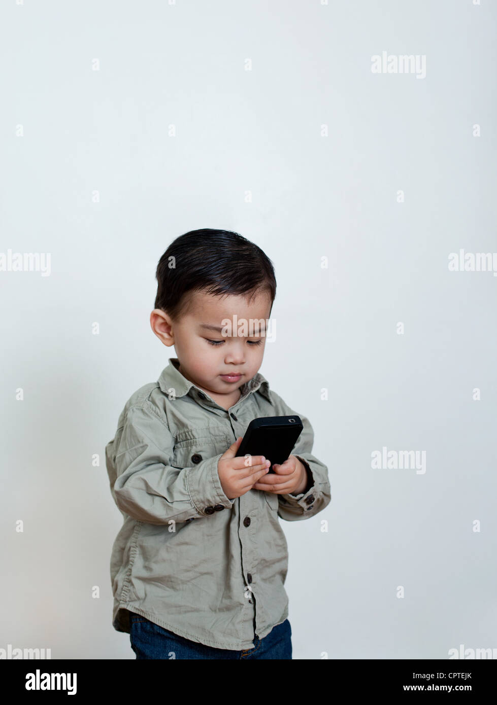 Junger Mann mit Handy Stockfoto
