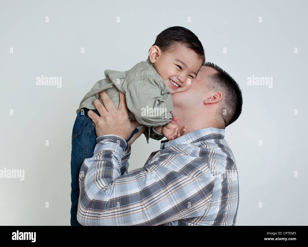 Junger Mann Betrieb Sohn in der Luft, Studio gedreht Stockfoto