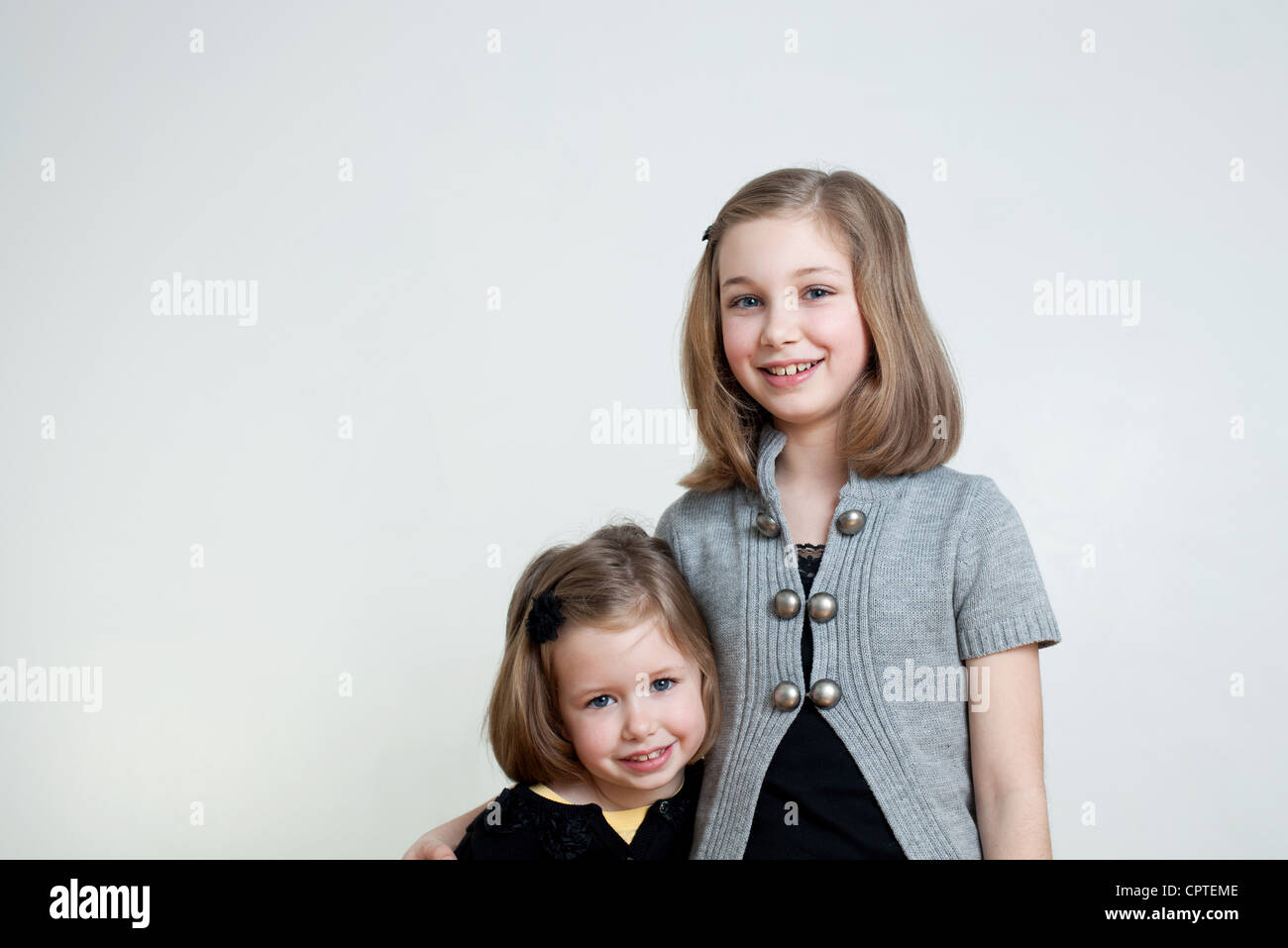 Porträt von zwei Schwestern, Studio gedreht Stockfoto