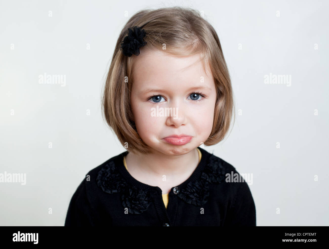 Porträt von verärgert junges Mädchen, Studio gedreht Stockfoto