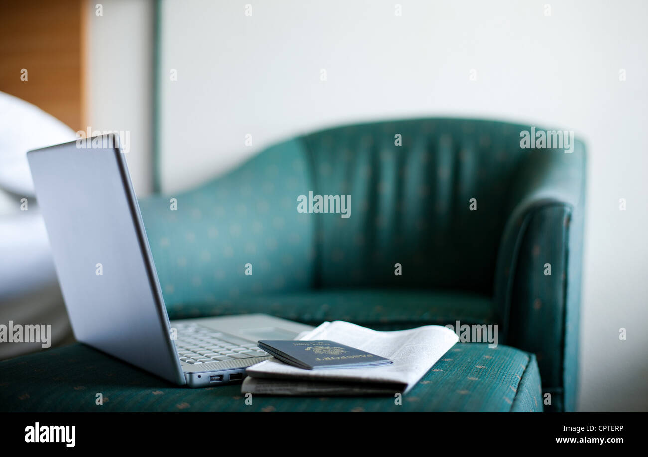 Laptop und Reisepass Stockfoto