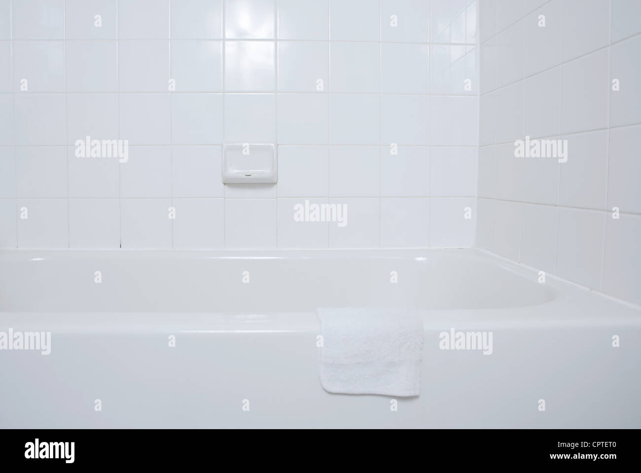 Weiße Badewanne und Waschlappen Stockfoto