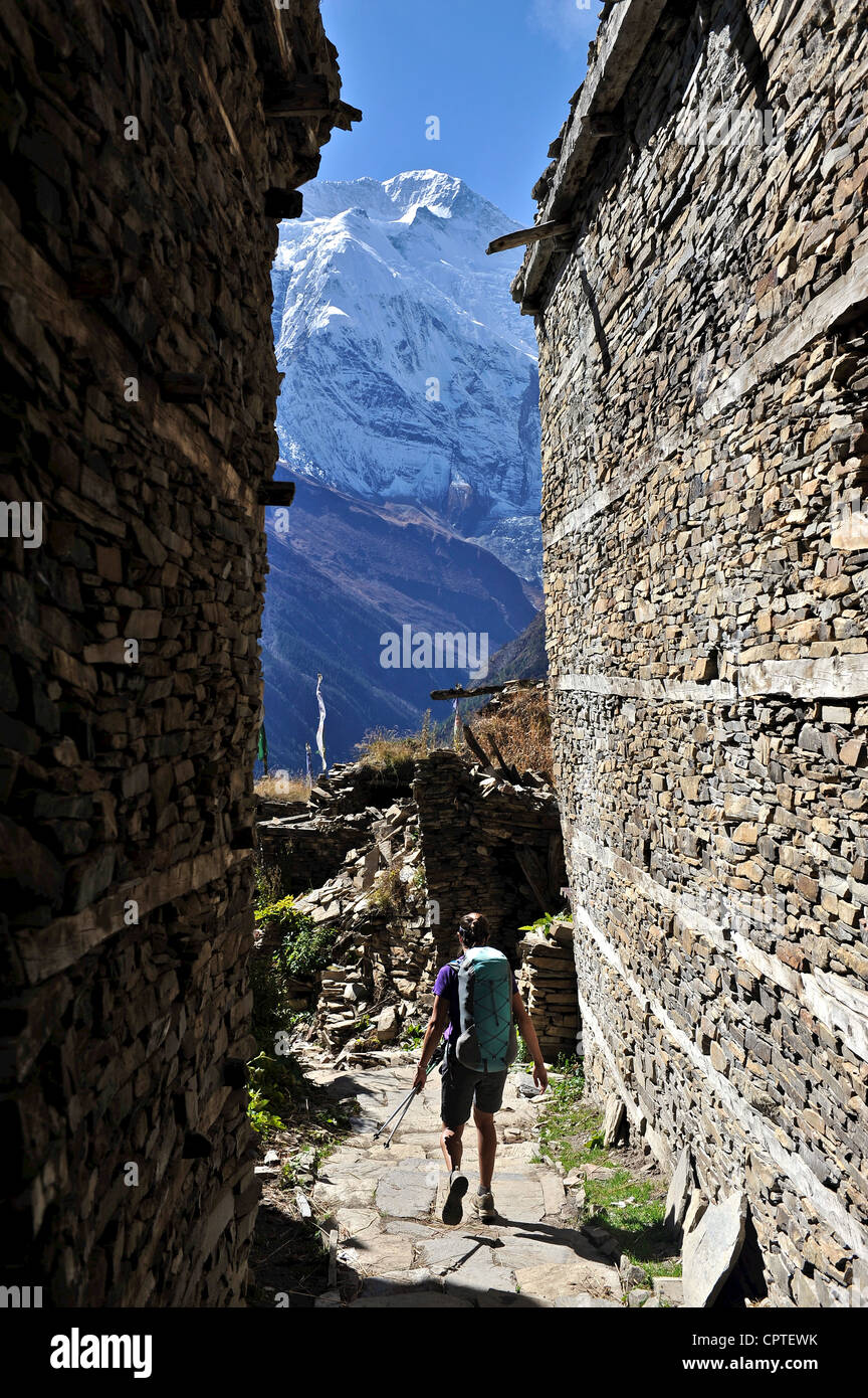 Frau Wanderungen durch mittelalterliche Steinbauten, Ghyaru, Nepal Stockfoto