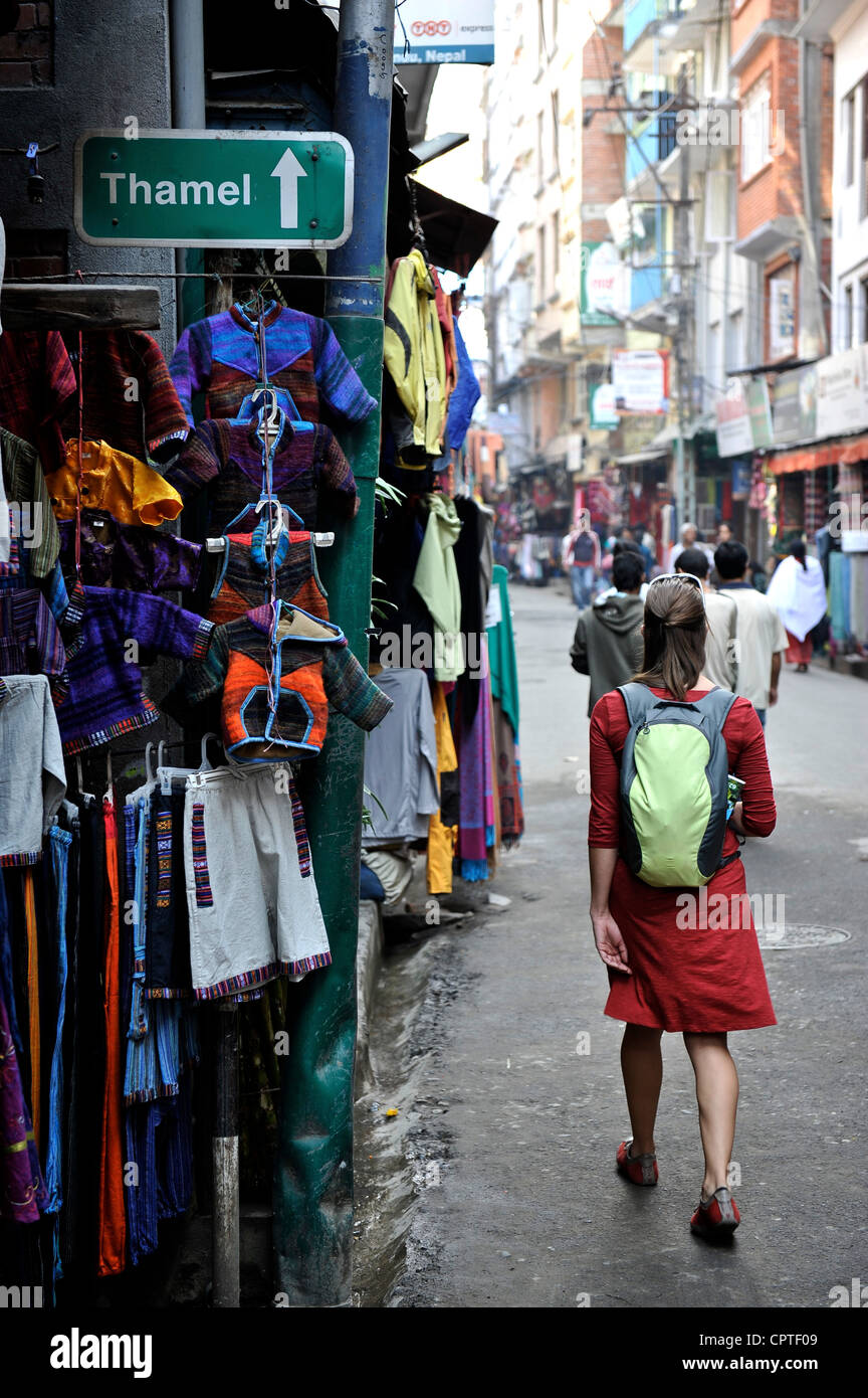 Frau Tourist geht auf der Straße von Thamel in Kathmandu, Nepal Stockfoto