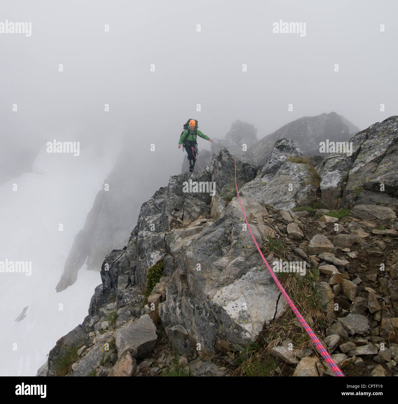 Weibliche Kletterer kreuzen Rock Ridge, Picket Pass, North Cascades