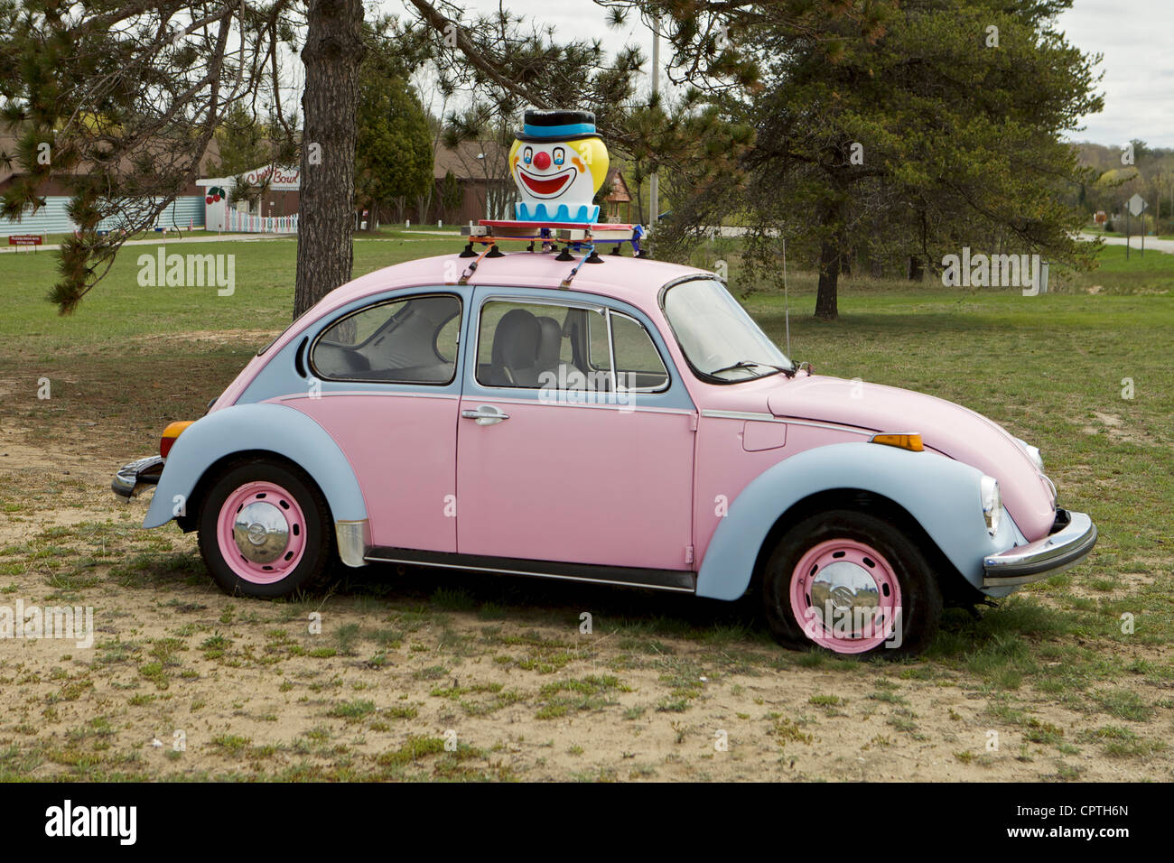 Alt rosa VW Käfer mit einem Clown-Kopf an der Spitze im Cherry Bowl Drive-In Theatre Stockfoto