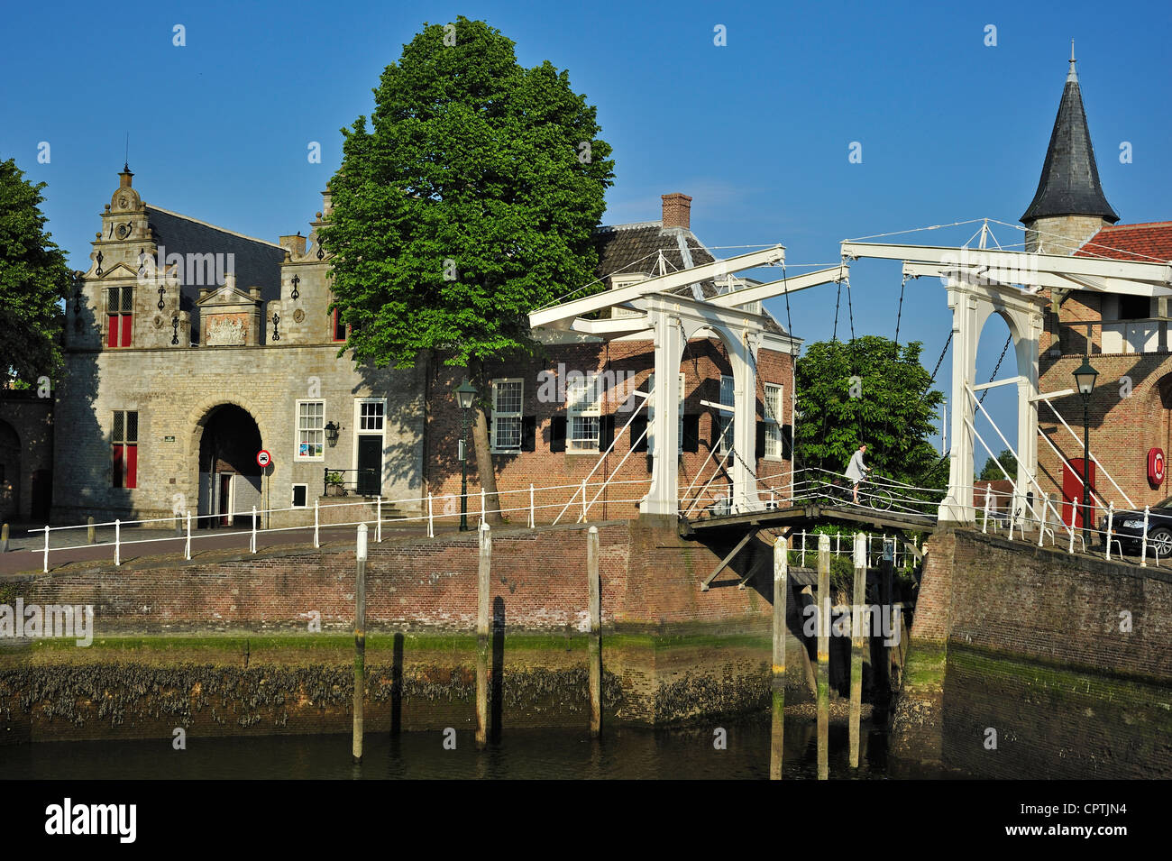 Heben Sie Brücke und die Noordhavenpoort am alten Hafen in Zierikzee, Zealand, Niederlande Stockfoto