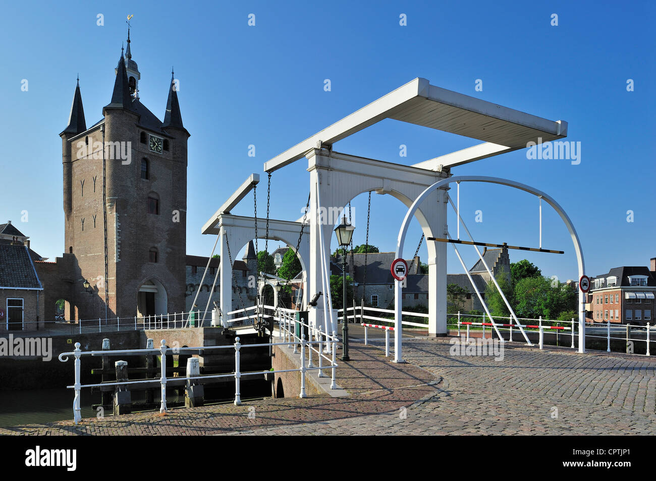 Zugbrücke und den Zuidhavenpoort am alten Hafen in Zierikzee, Zeeland, Niederlande Stockfoto