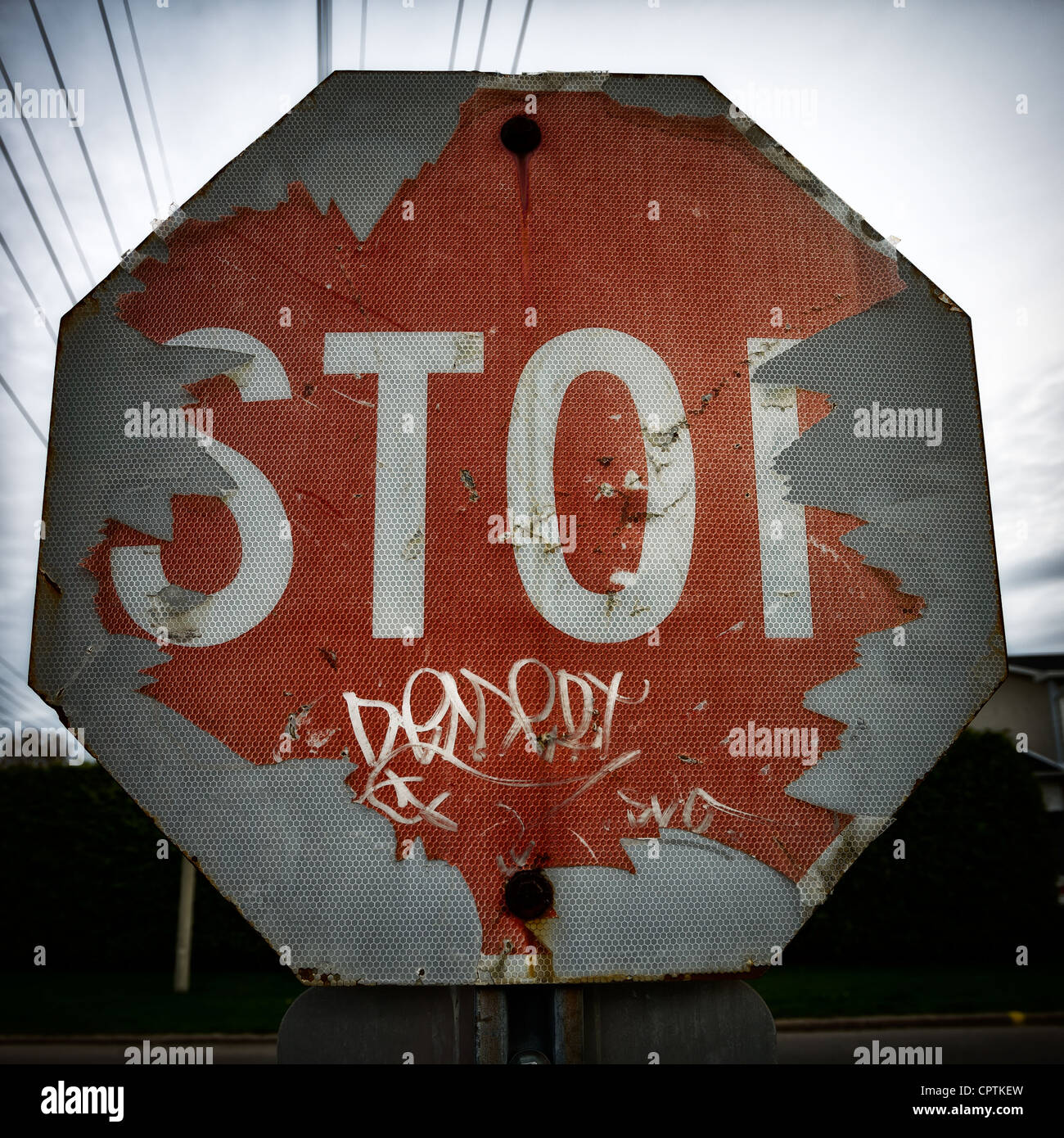 Nahaufnahme der alten peeling Stoppschild in sehr groben Zustand, mit Graffiti. Stockfoto