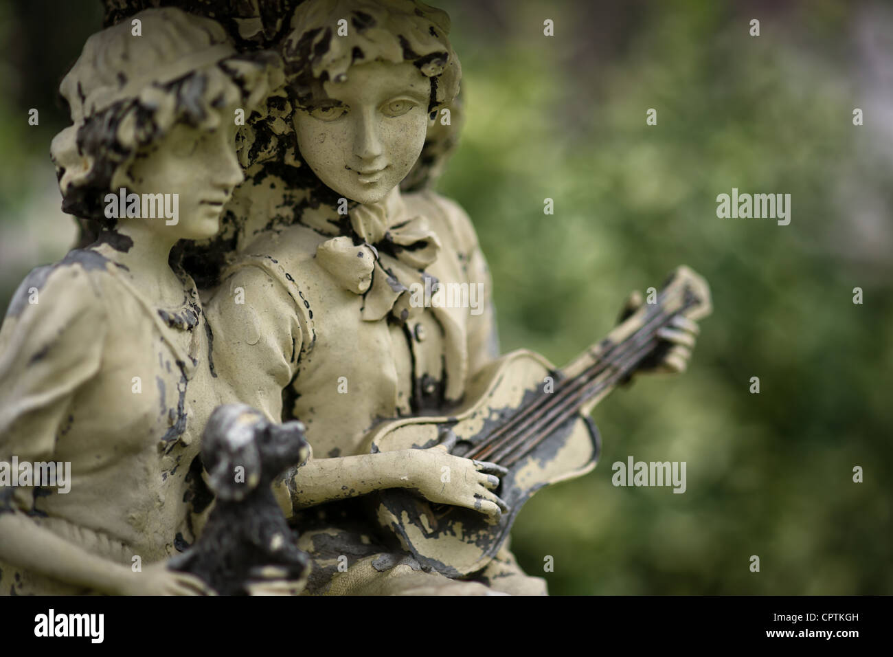 Alte Statue eines jungen Paares in der Liebe - jungen und Mädchen, mit jungen Musikinstrument zu spielen. Stockfoto