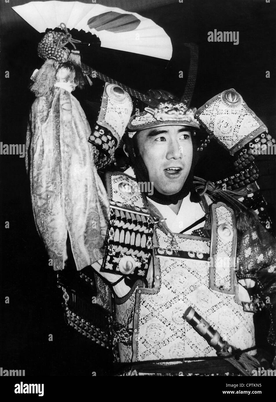 Mishima, Yukio, 14.1.1925 - 25.11.1970, japanischer Autor/Schriftsteller, halbe Länge, Samurai, 1960er Jahre, Stockfoto