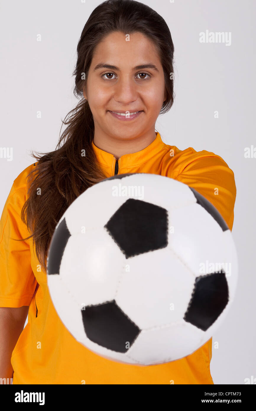 weiblichen Schiedsrichter mit einem Fußball Stockfoto