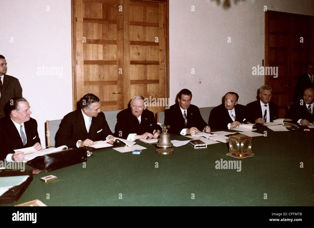 Erhard, Ludwig, 4.2.1897 - 5.5.1977, deutscher Politiker (CDU), Bundeskanzler der Bundesrepublik Deutschland, erste Kabinettssitzung, Bonn, 17.10.1963, Stockfoto