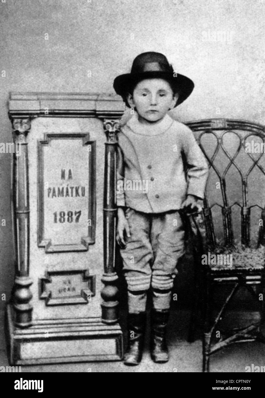 Hasek, Jaroslav, 30.4.1883 - 3.1.1923, tschechischer Autor/Schriftsteller, volle Länge, im Alter von vier Jahren, Stockfoto