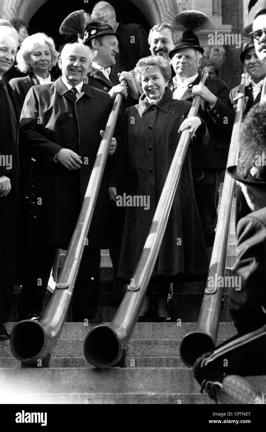 Mikhail Gorbatschow, * 2.3.1931, Sowjetrepolitiker (KPdSU), in voller Länge, besucht Bayern, März 1992, mit seiner Frau Raisa und dem bayerischen Politiker Edmund Stoiber und seiner Frau Karin, Stockfoto