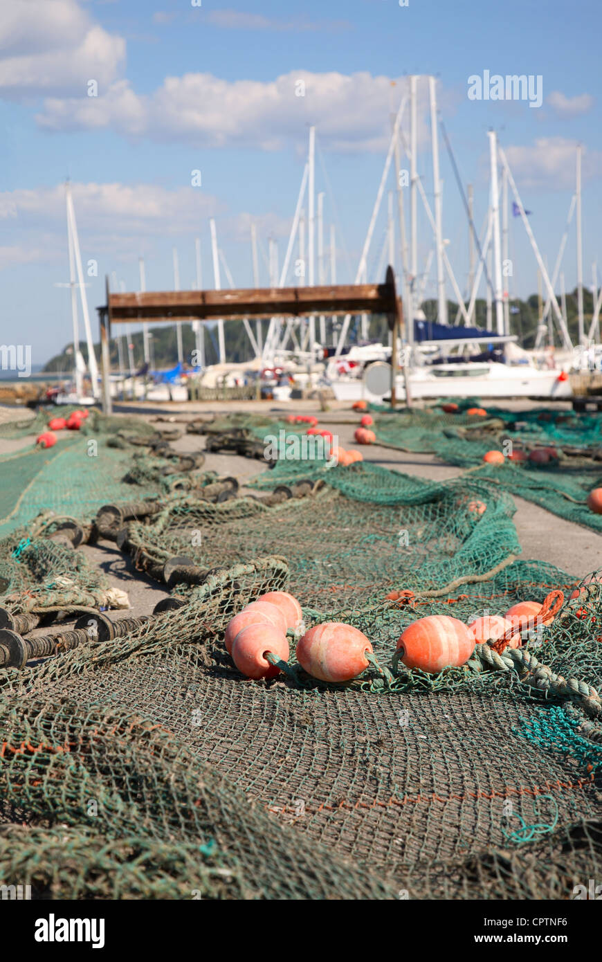 Fischernetze und Schleppnetze trocknen am Kai im Hafen von Gilleleje, Dänemark Stockfoto