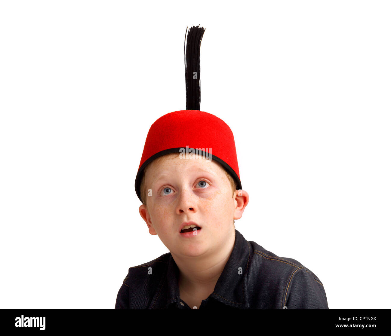 Die Quasten auf einen Fez, getragen von einem zwölfjährigen Jungen stehen magisch aufrecht Stockfoto