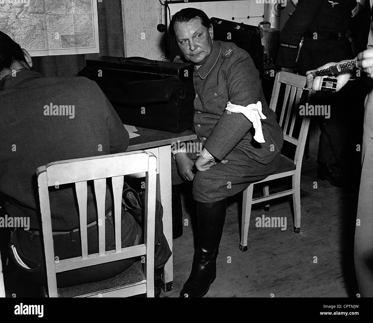 Göring, Hermann, 12.1.1893 - 15.10. 1946, deutscher Politiker (NSDAP), Reichssmarschall-Fang, seine Uhr wird inspiziert, Augsburg, Deutschland, 9.5.1945, Hauptquartier der 7. US-Armee, Stockfoto