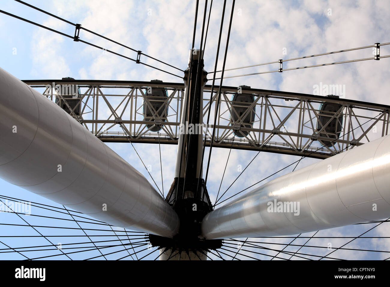Ein Blick vom direkt unter dem London Eye zeigt die A-Frame, freitragende Konstruktion. Stockfoto