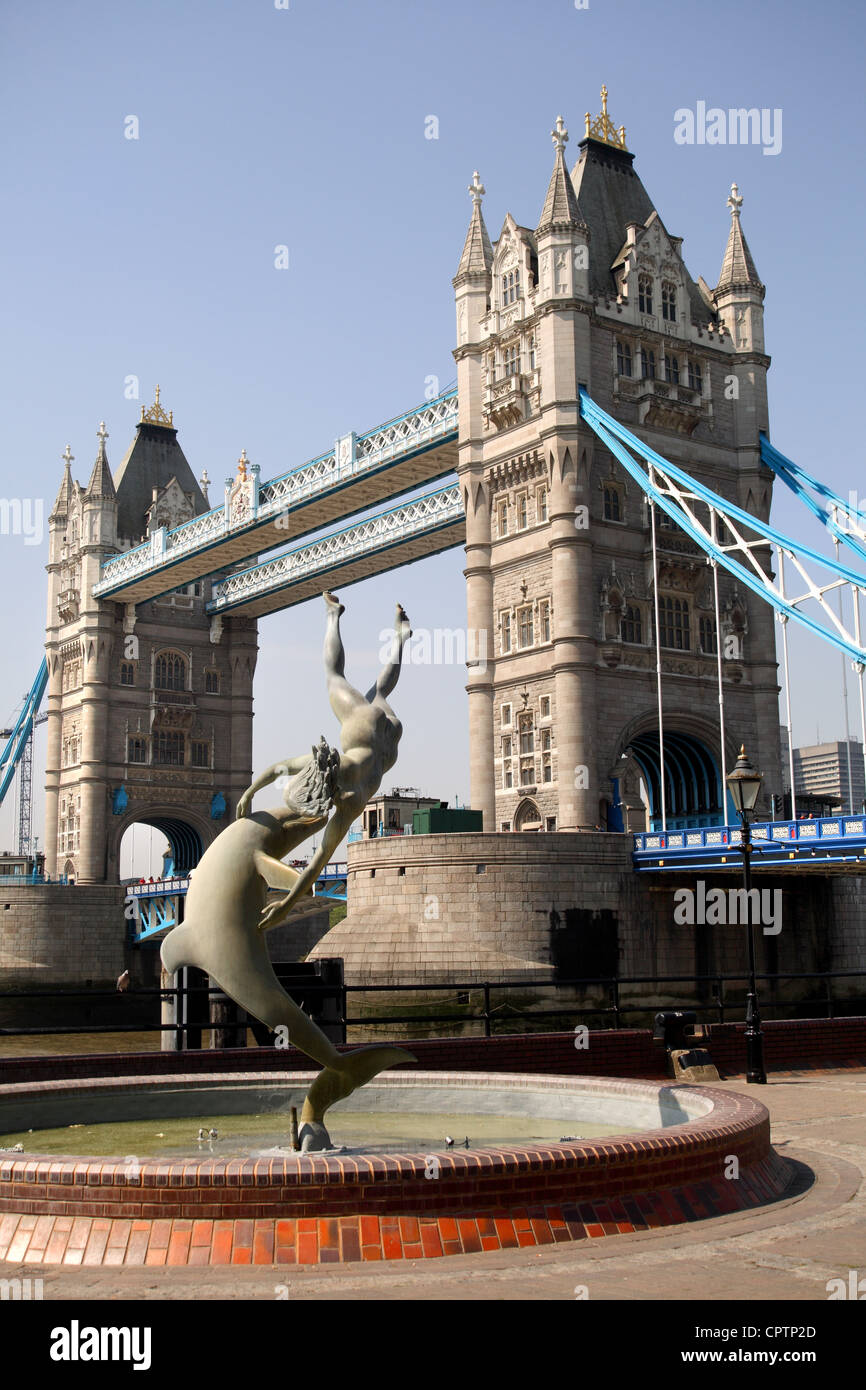 "Mädchen mit einem Delfin" Skulptur von David Wynne (1973) auf der Nord-Ostseite der Tower Bridge. Tower Bridge überspannt den Fluss Themse in London Stockfoto