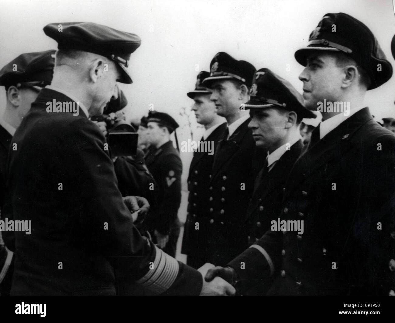 Dönitz, Karl, 16.9.1891 - 24.12.1980, deutscher Admiral, Kommandant der U-Boot-Flotte, Szene, dekorative Offiziere, 1942, rechte Hand: Lothar Guenther Buchheim, Stockfoto