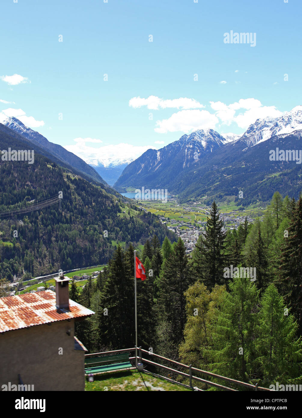 Blick auf die Schweizer Alpen von der Bernina-Express-Zug mit der Stadt und See Poschiavo in der Ferne Stockfoto