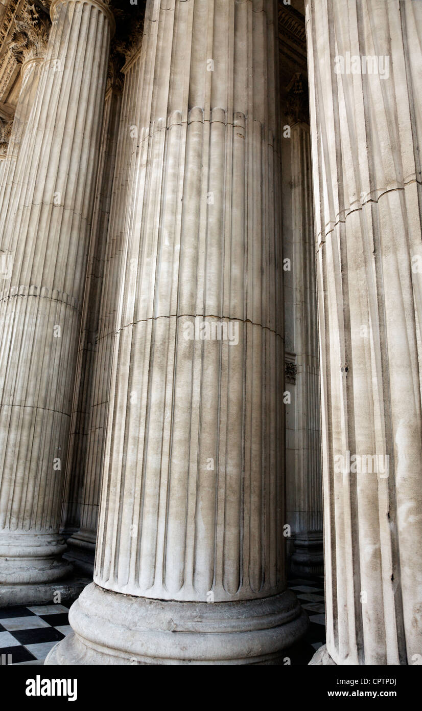 Ein Detail der Steinsäulen der St. Pauls Cathedral, London, UK. Stockfoto