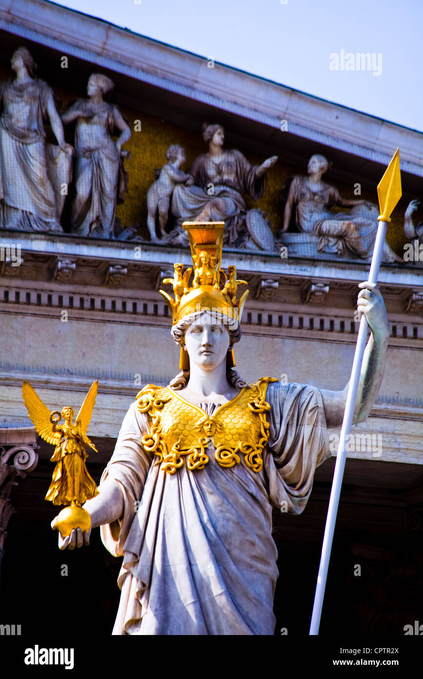 Pallas Athene hält Nike der Göttin des Sieges im Parlament, Wien, Österreich Stockfoto