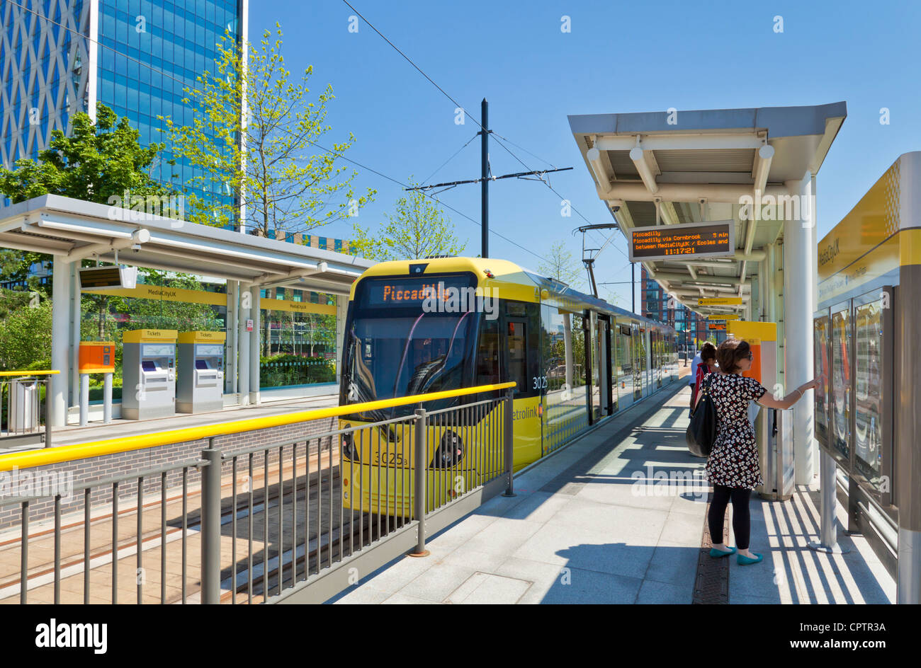 Manchester Metrolink Straßenbahn außerhalb Mediacity Salford Quays größere Mnachester England UK GB EU Europa Stockfoto