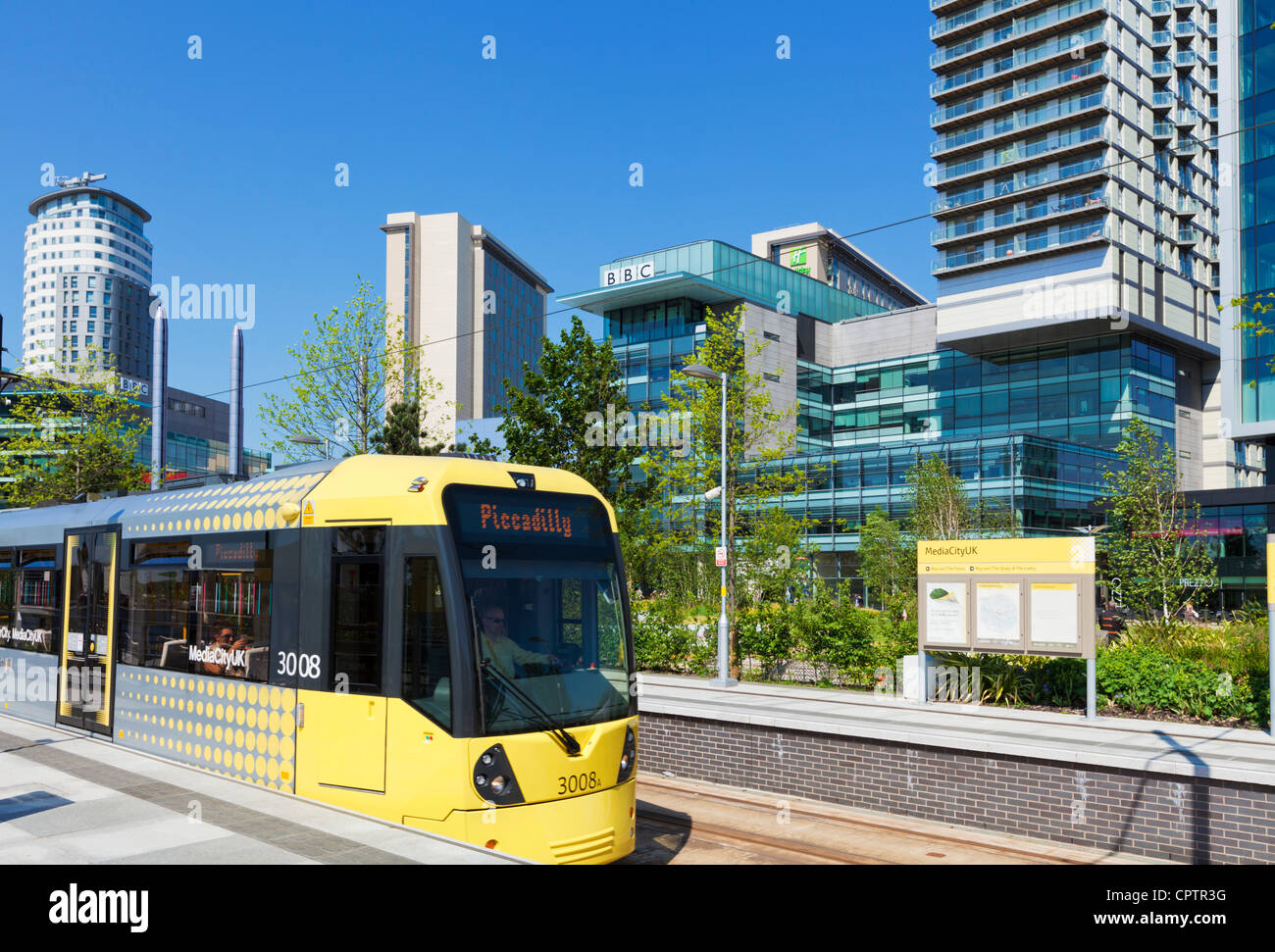 Manchester Metrolink Straßenbahn außerhalb Mediacity Salford Quays größere Mnachester England UK GB EU Europa Stockfoto