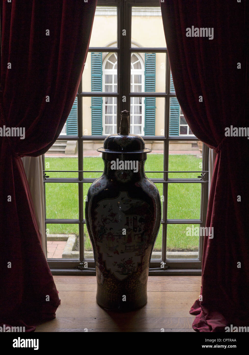 Chinesische Vase auf dem Bild Flur, das große Haus am Polesden Lacey Surrey Stockfoto