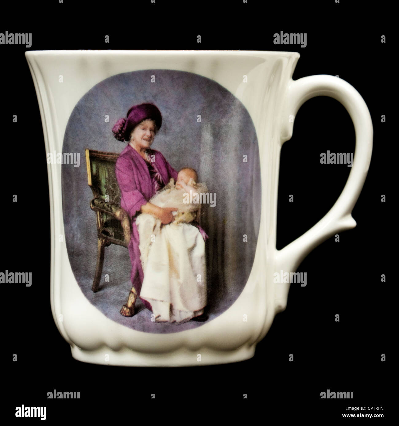 1984-Souvenir-Cup zeigt H.R.H Prinz Heinrich (Harry) als Baby auf dem Schoß der Königin Elizabeth die Königin-Mutter Stockfoto