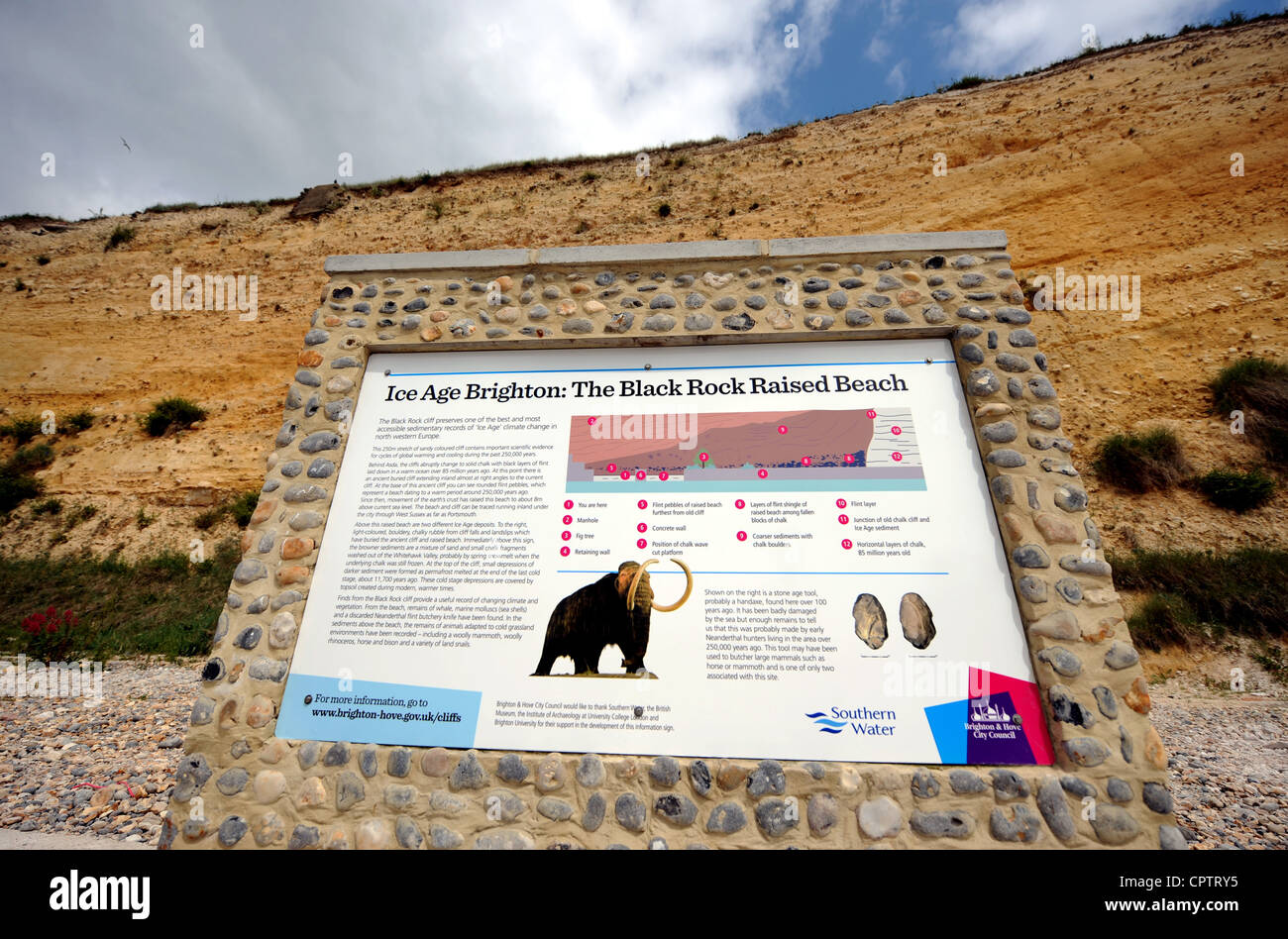 der neue Ice Age Brighton Hinweisschild in der Black Rock Cliffs von Brighton Marina Sussex UK Stockfoto