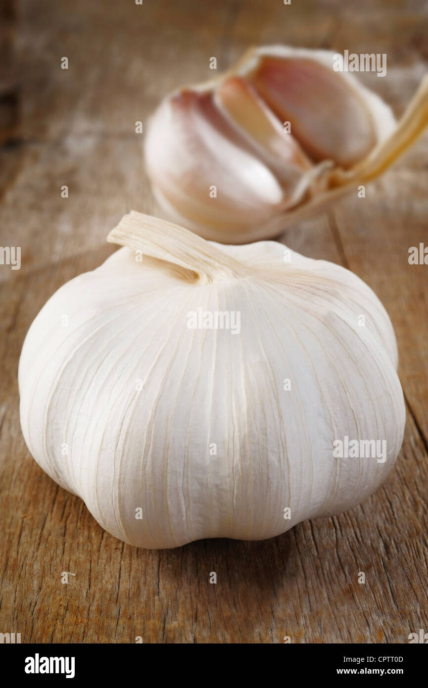 Knoblauch auf Holz Hintergrund Stockfoto