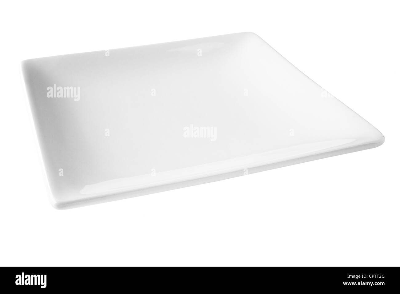 Weiße Porzellanteller quadratisch, legen Sie in einem Winkel, isoliert auf weiß und mit Clipping-Pfad enthalten. Stockfoto