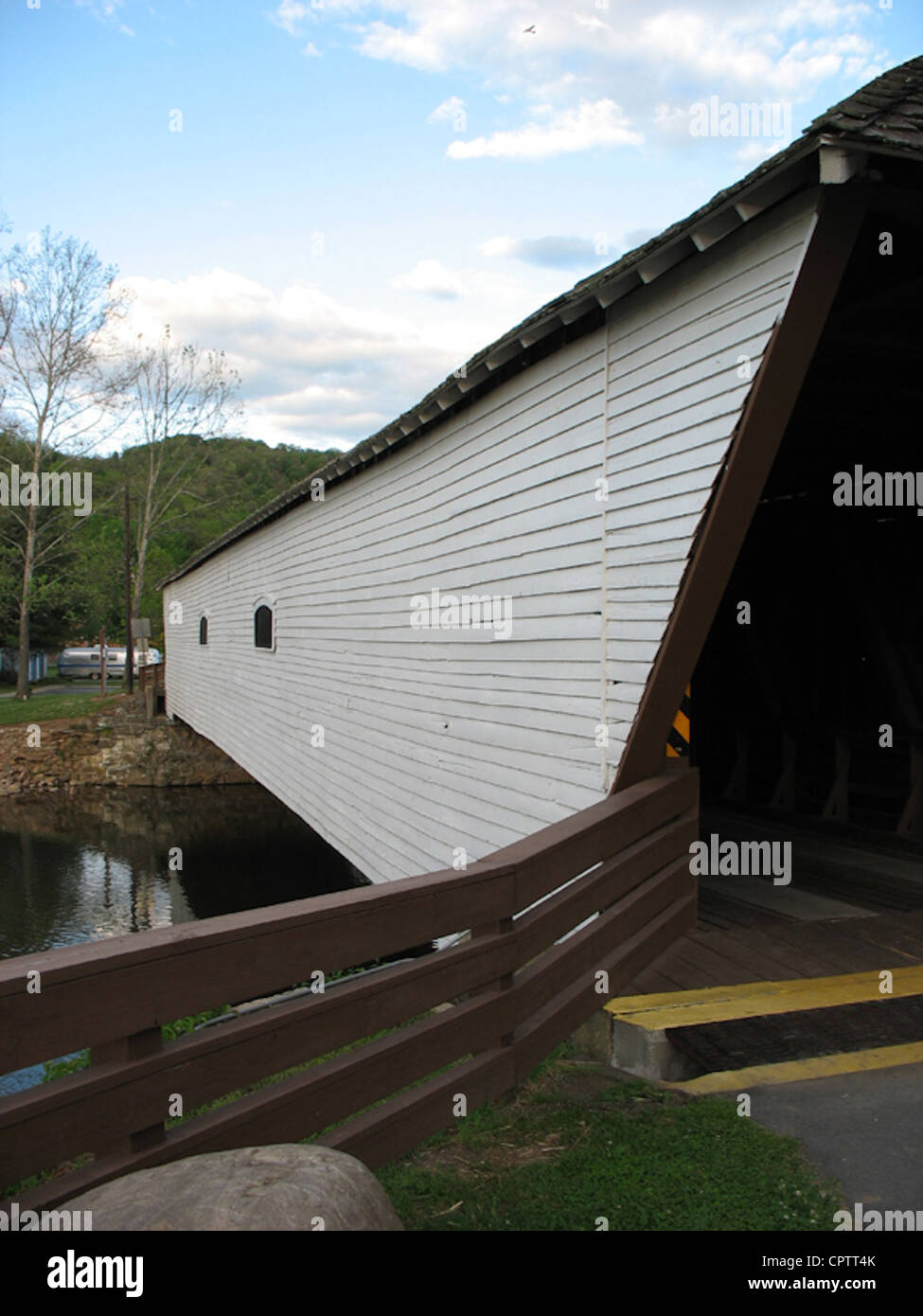 Historischen Elizabethton, Tennessee gedeckte Brücke, erbaut im Jahre 1882, erstreckt sich 134 Füße über die Doe-Fluss. Stockfoto