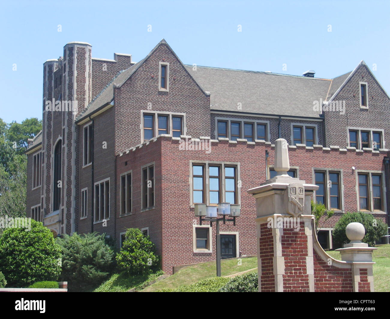 Gründer-Halle, das Verwaltungsgebäude am UTC, mit der alten Universität von Chattanooga Dichtung im Vordergrund Stockfoto