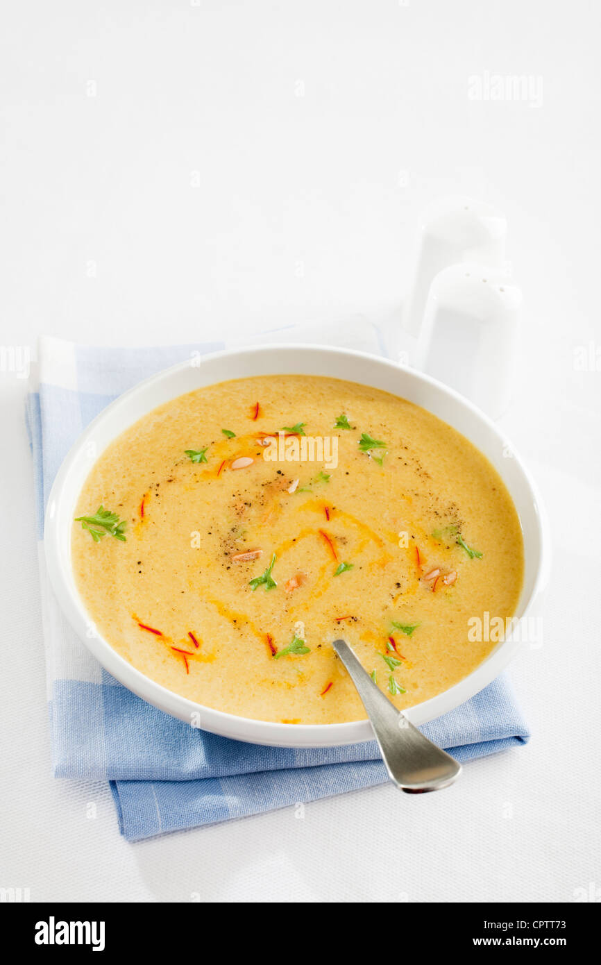Klassische spanische Suppe, Zwiebel mit Sherry, Mandeln und Safran in eine leckere Gemüsebrühe ablöschen. Leicht und lecker! Stockfoto