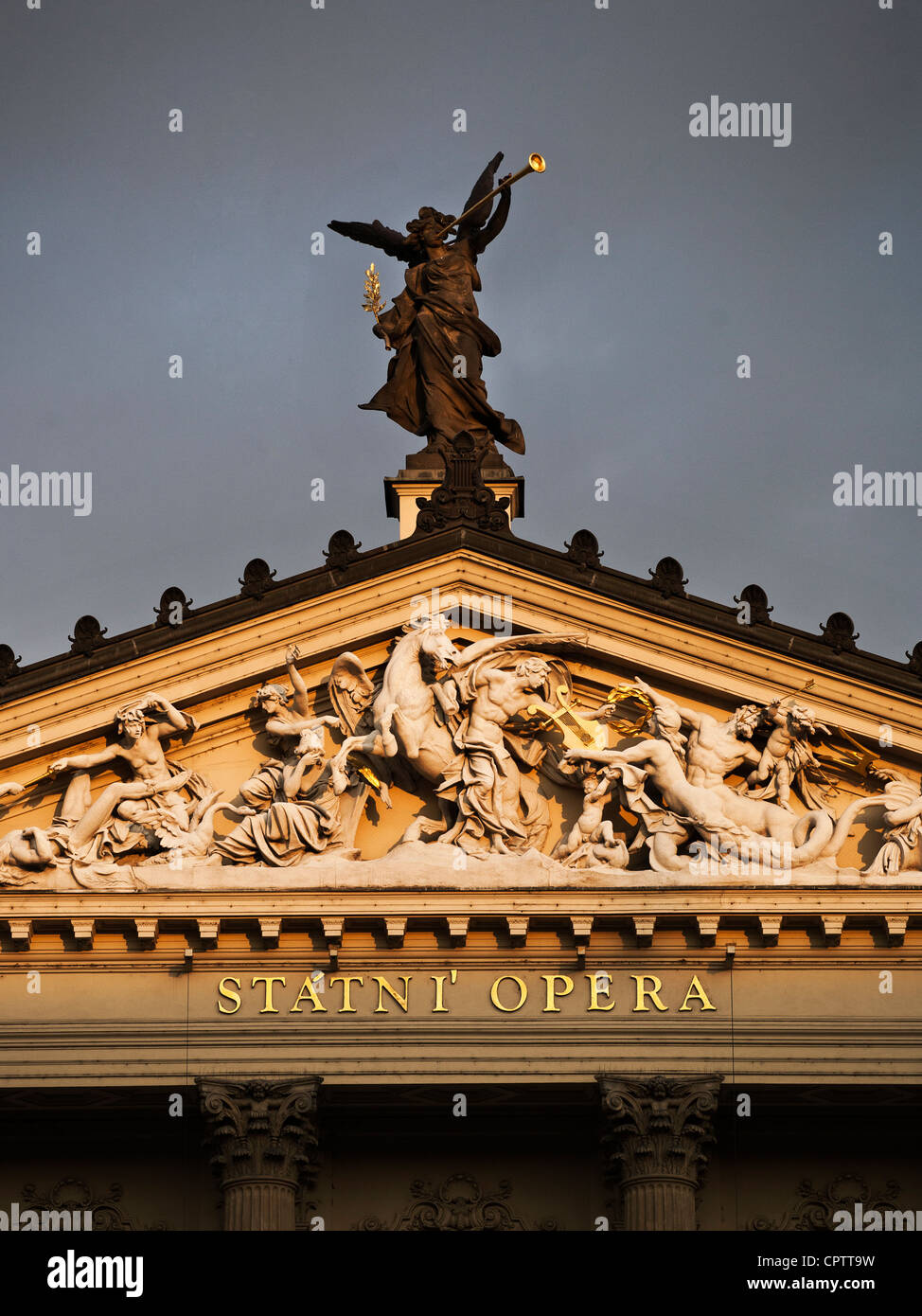 Statue auf der Spitze Oper in Prag Stockfoto