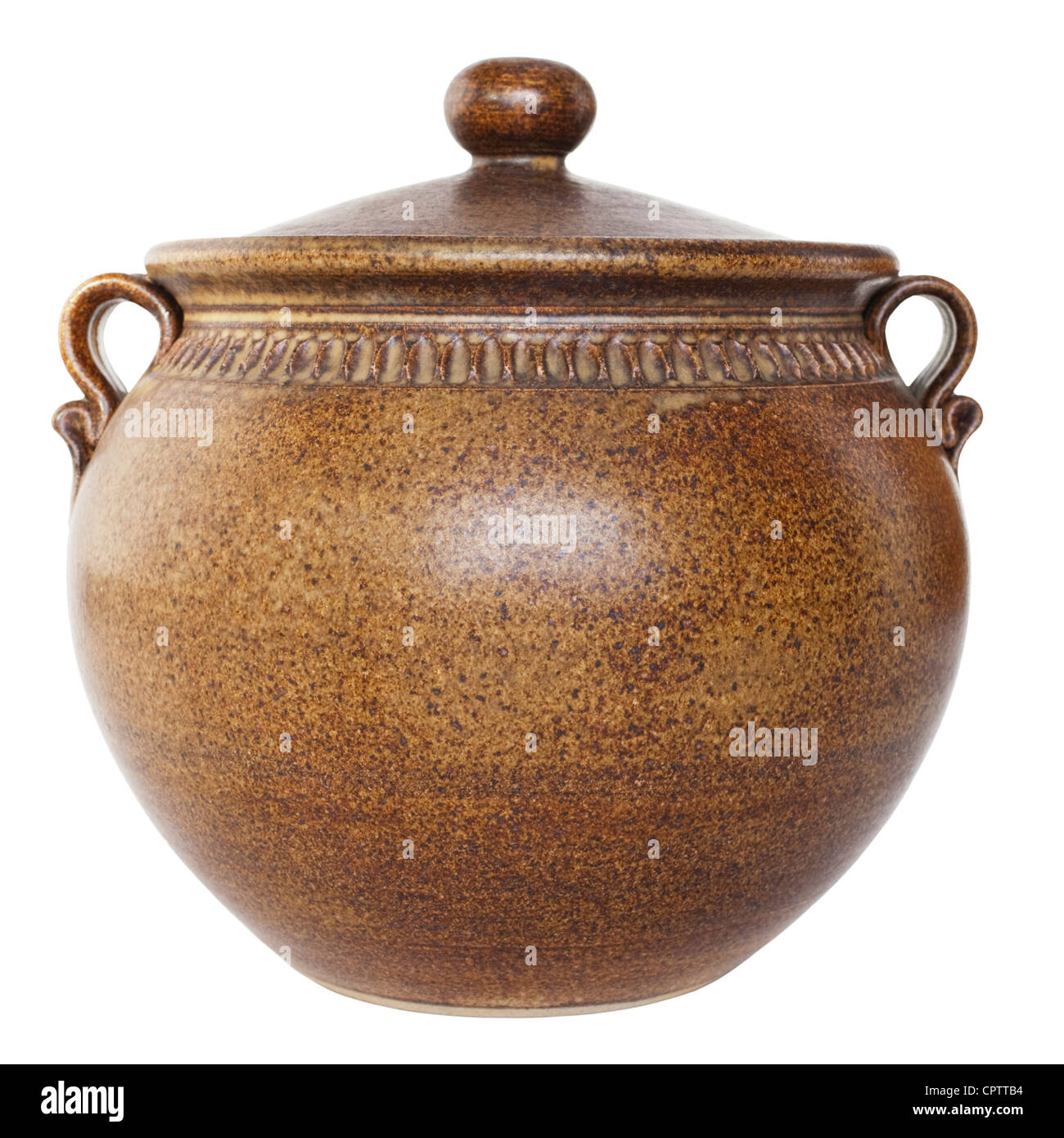 Traditionelle braune Keramik Auflaufform isoliert auf weiss. Stockfoto