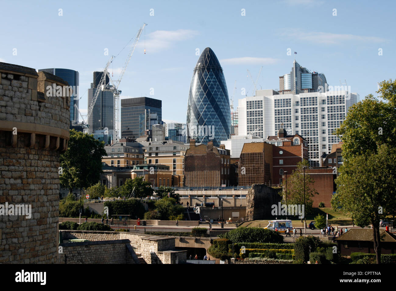 die Gurke, Gebäude, 30 St Mary Axe, betrachtet aus dem Tower of London Stockfoto