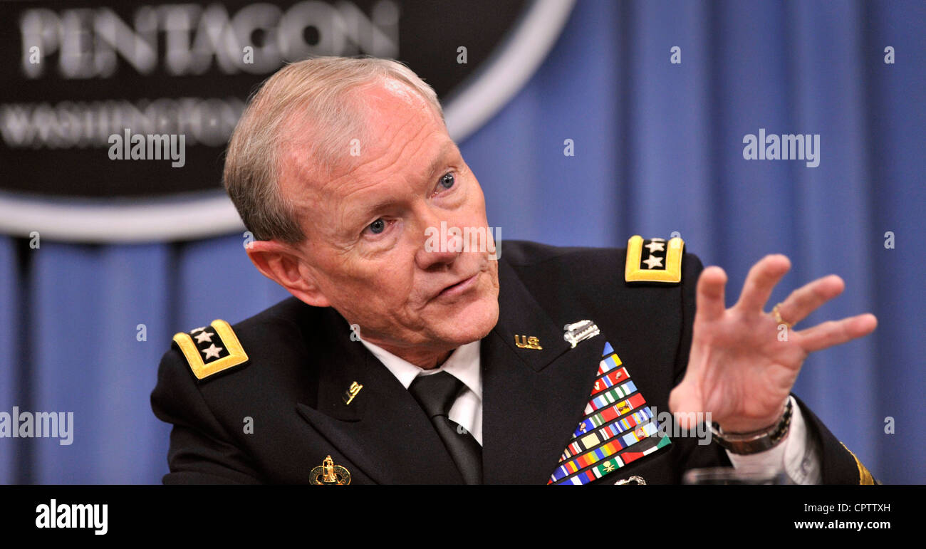 Der Vorsitzende des Generalstabs der Generalstabsarmee, General Martin E. Dempsey, beantwortet eine Frage während einer Pressekonferenz im Pentagon am 10. Mai 2012. Stockfoto